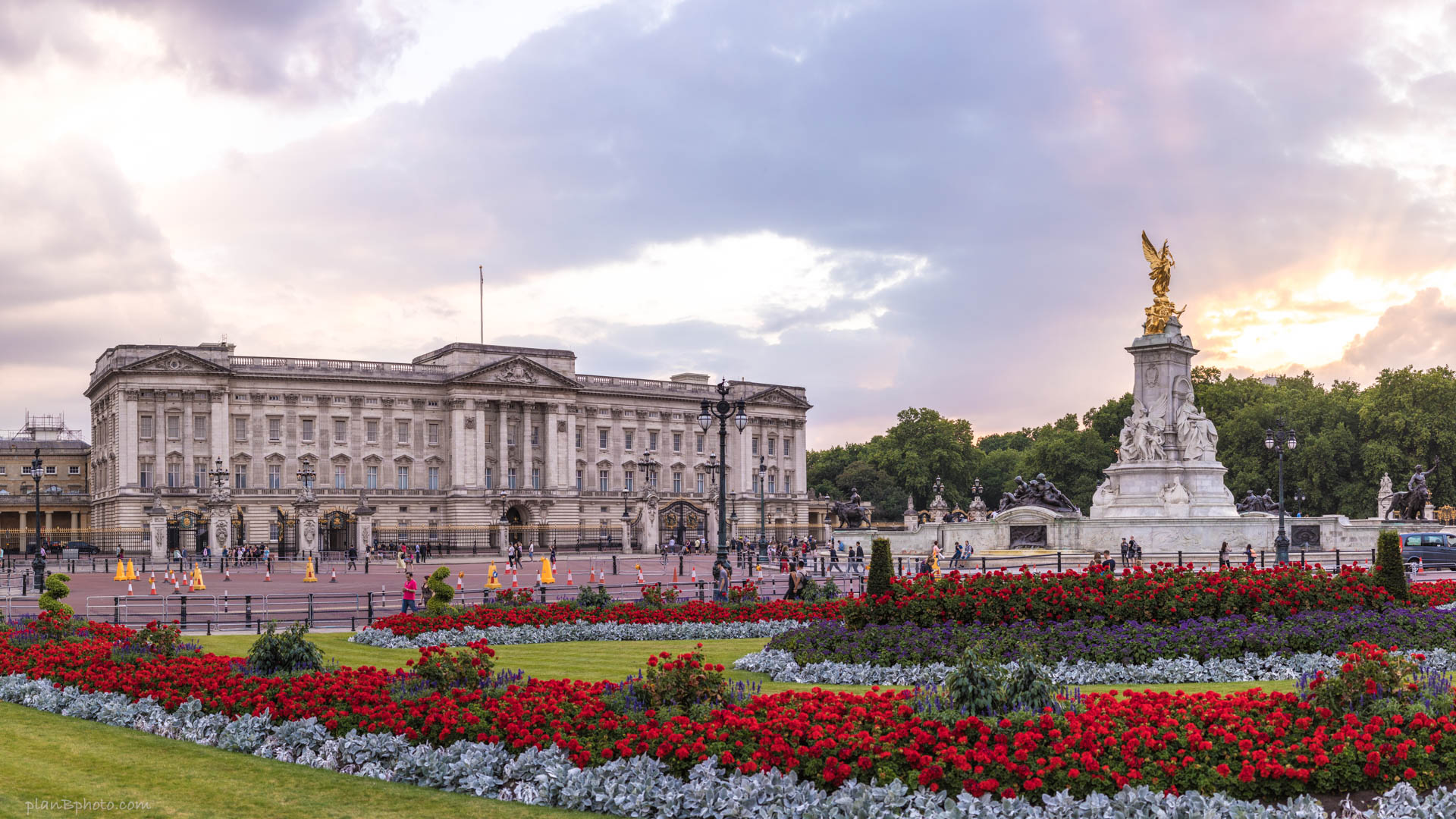 Sunset at Buckingham palace with flowers in sommer