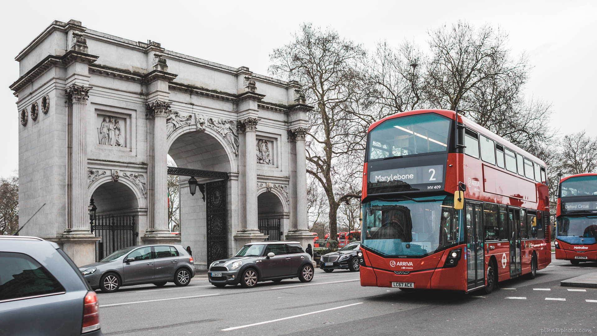 free image of the Marble arch in London with red double-decker bus