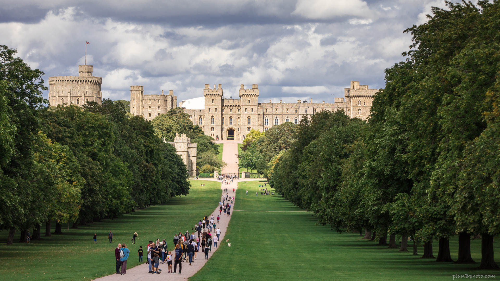 London Walk is one of the best Windsor Castle photo spots