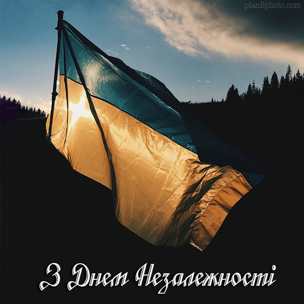 Прапор України на ткмному фоні
